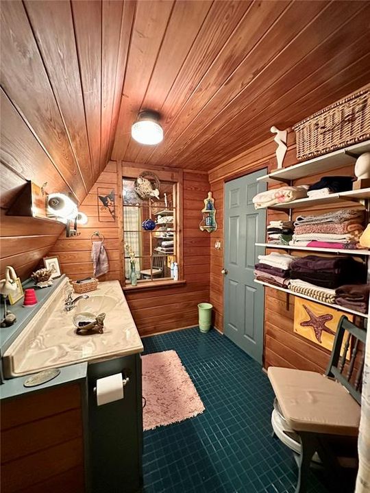 На продажу: $250,000 (2 спален, 1 ванн, 1256 Квадратных фут)