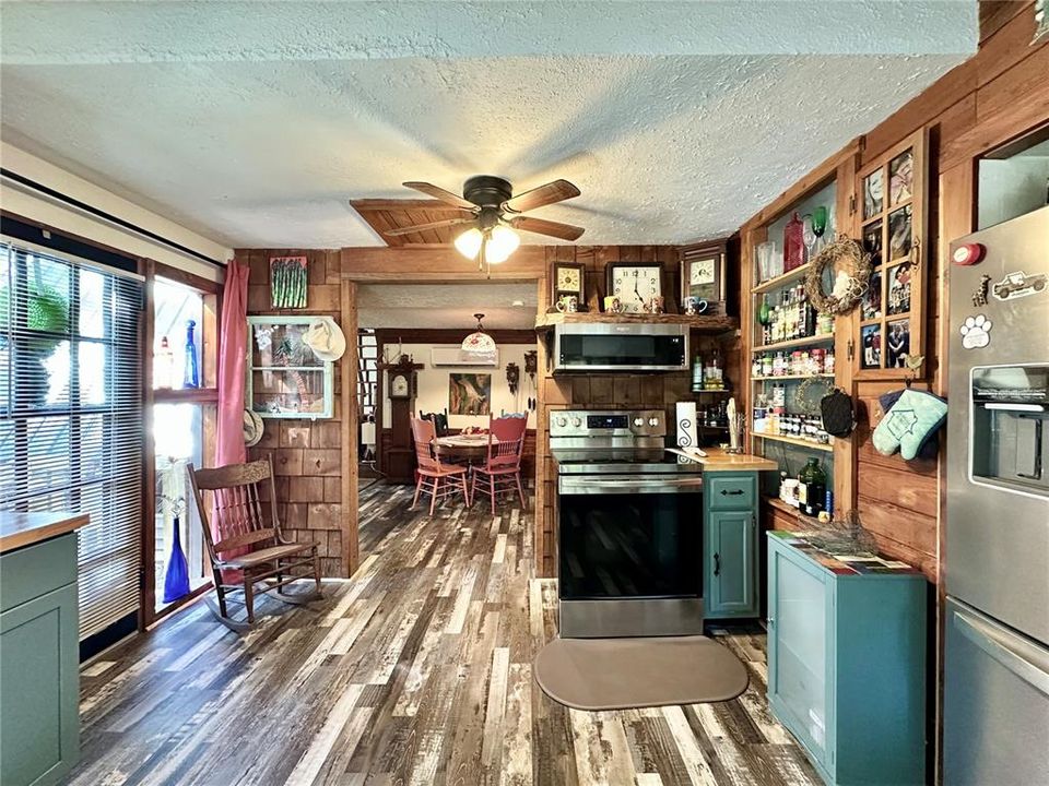 На продажу: $250,000 (2 спален, 1 ванн, 1256 Квадратных фут)