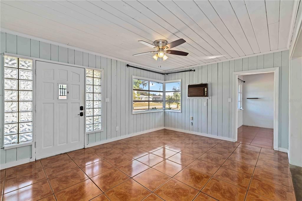 For Sale: $299,999 (3 beds, 1 baths, 1172 Square Feet)