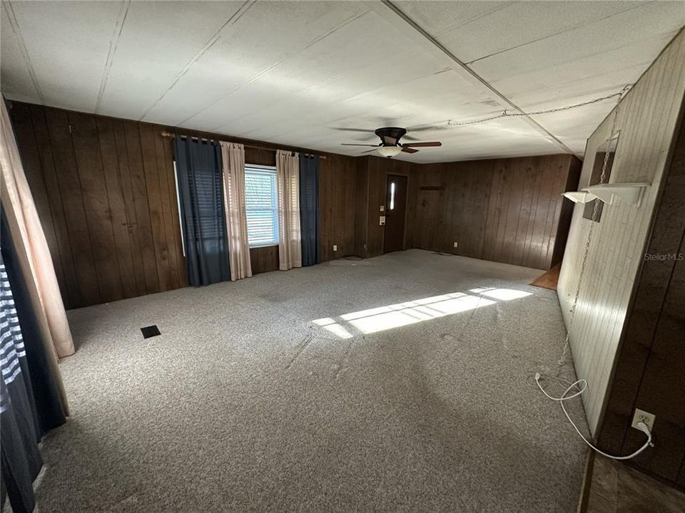 合同活跃: $124,900 (3 贝兹, 2 浴室, 1338 平方英尺)