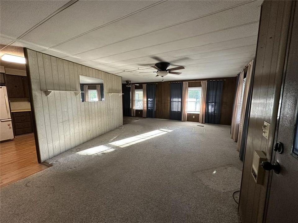 合同活跃: $124,900 (3 贝兹, 2 浴室, 1338 平方英尺)