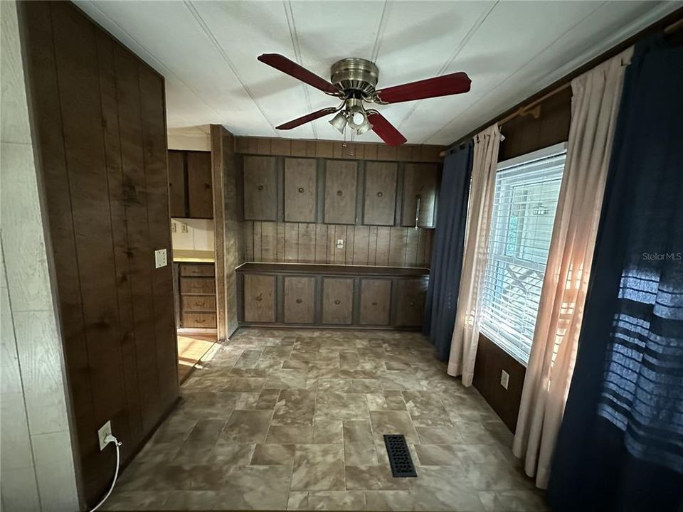 合同活跃: $124,900 (3 贝兹, 2 浴室, 1338 平方英尺)