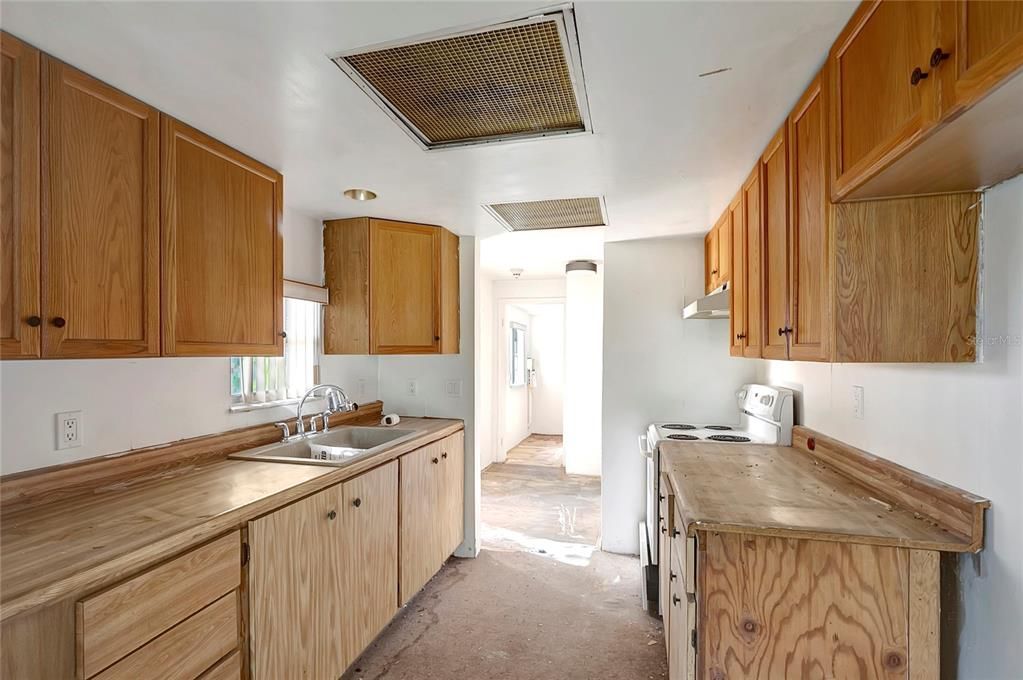 Active With Contract: $149,750 (1 beds, 1 baths, 680 Square Feet)