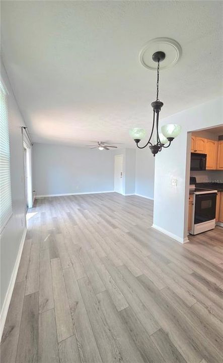 For Sale: $179,900 (2 beds, 1 baths, 877 Square Feet)