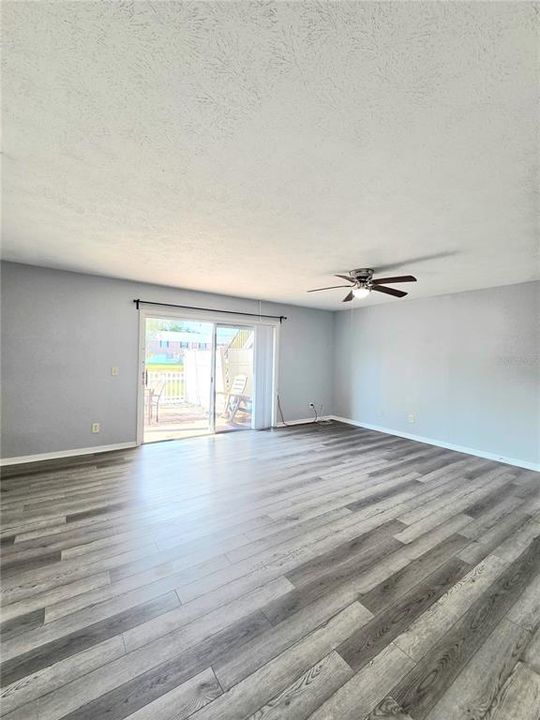 For Sale: $179,900 (2 beds, 1 baths, 877 Square Feet)