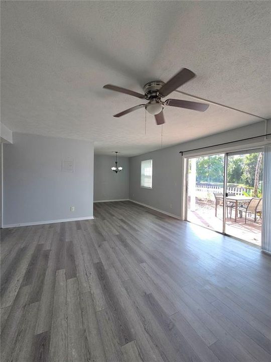 For Sale: $179,900 (2 beds, 1 baths, 877 Square Feet)