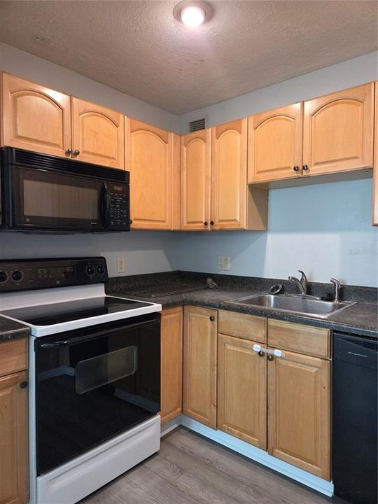 For Sale: $179,900 (2 beds, 1 baths, 877 Square Feet)