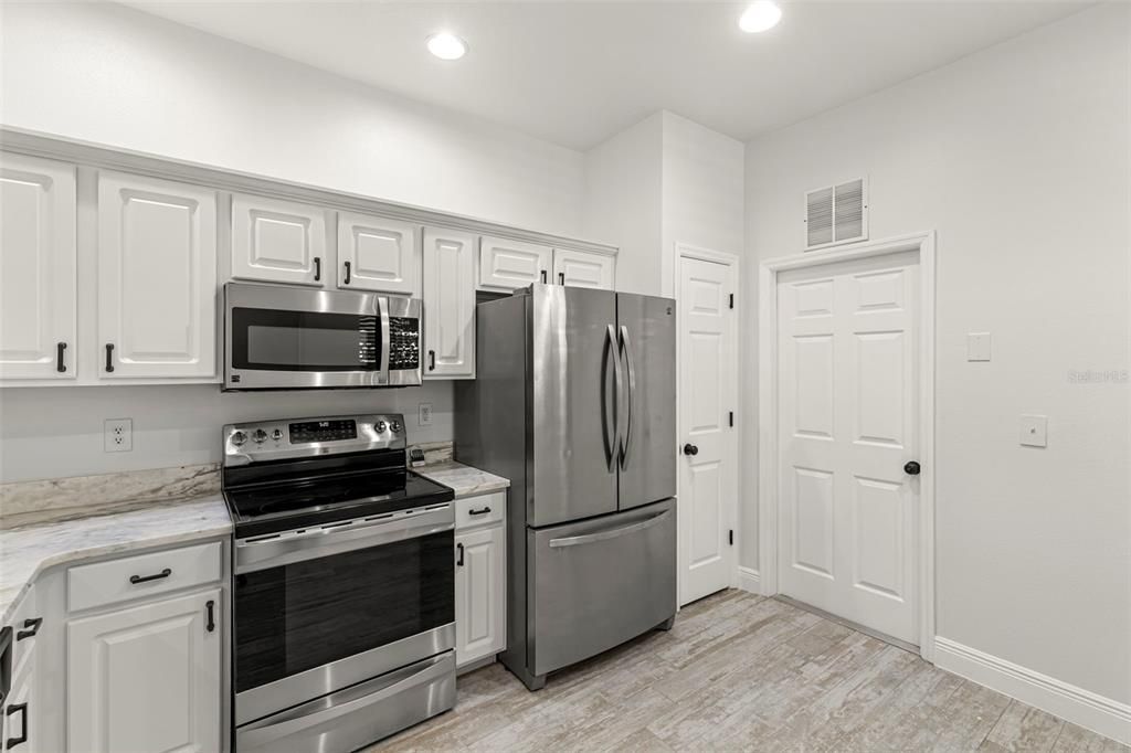 Active With Contract: $2,000 (2 beds, 2 baths, 1240 Square Feet)