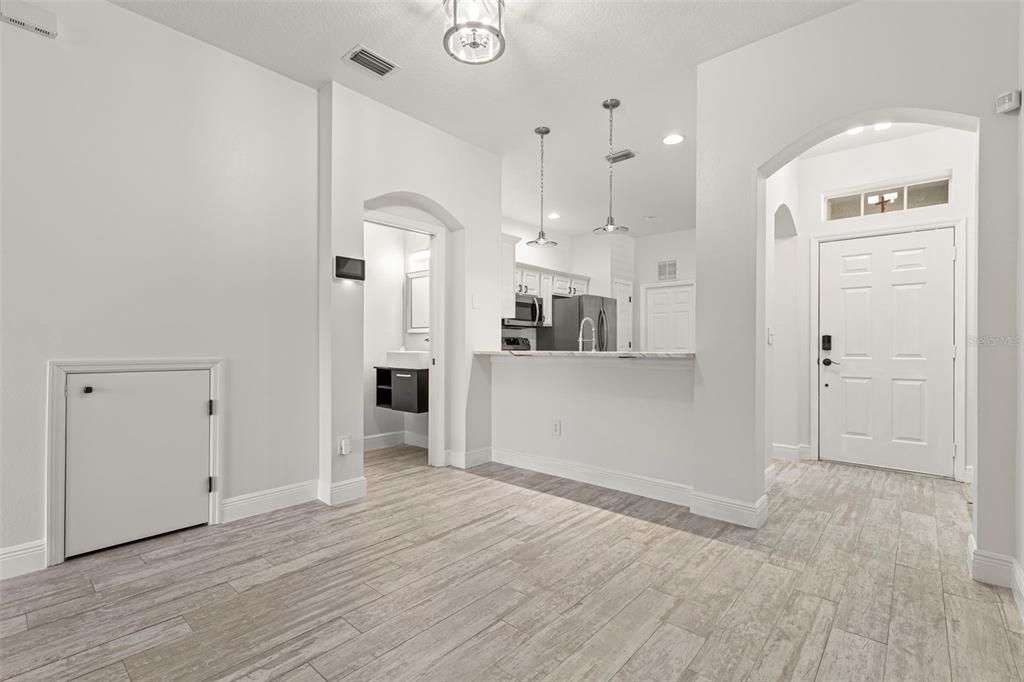 Active With Contract: $2,000 (2 beds, 2 baths, 1240 Square Feet)