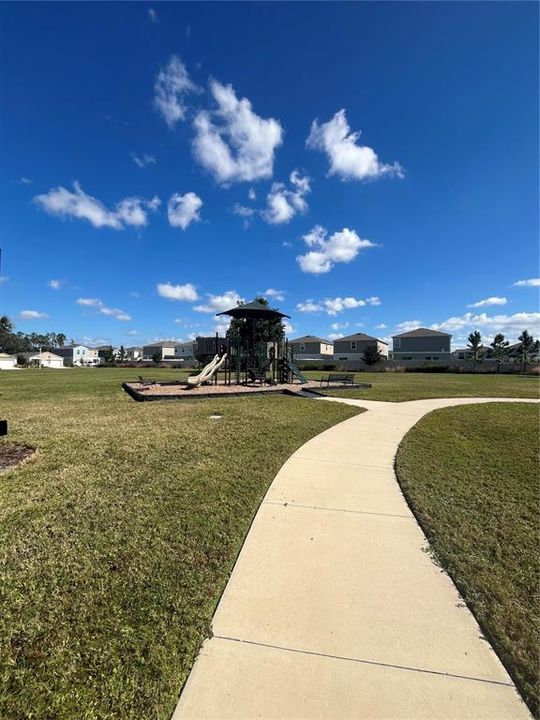 En Renta: $2,800 (5 camas, 3 baños, 2471 Pies cuadrados)