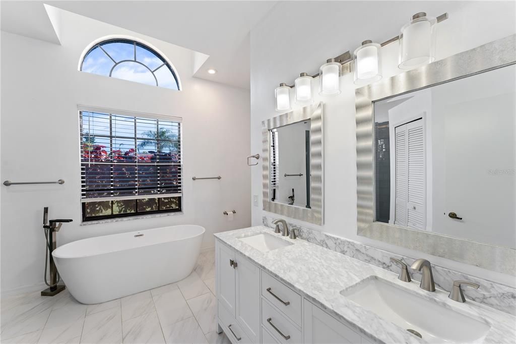 Под контрактом: $599,990 (4 спален, 2 ванн, 2094 Квадратных фут)