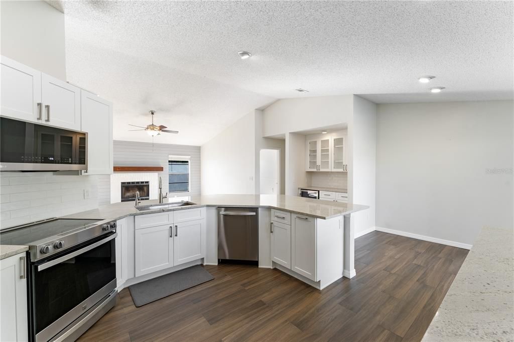 Под контрактом: $599,990 (4 спален, 2 ванн, 2094 Квадратных фут)