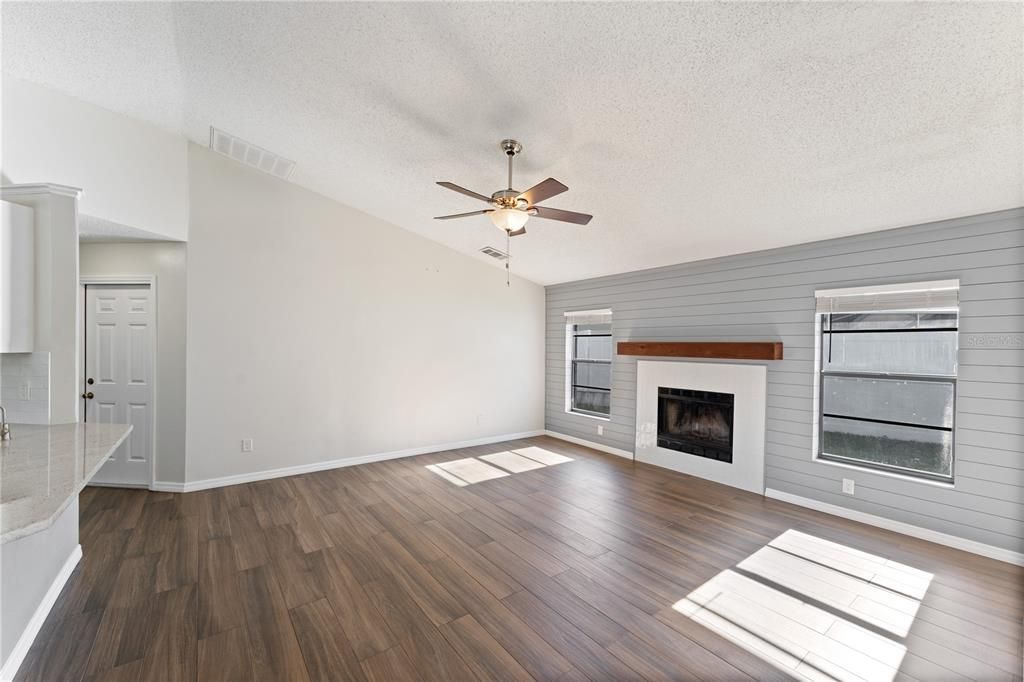 Под контрактом: $599,990 (4 спален, 2 ванн, 2094 Квадратных фут)