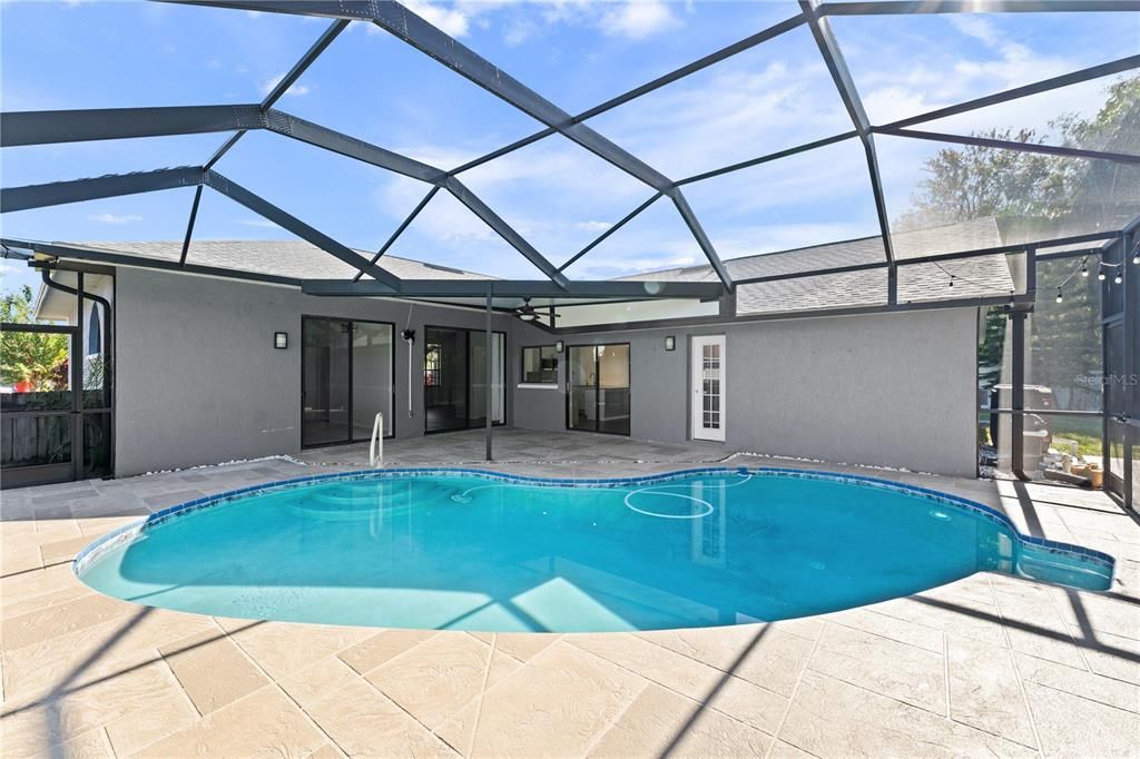 Под контрактом: $599,990 (4 спален, 2 ванн, 2094 Квадратных фут)