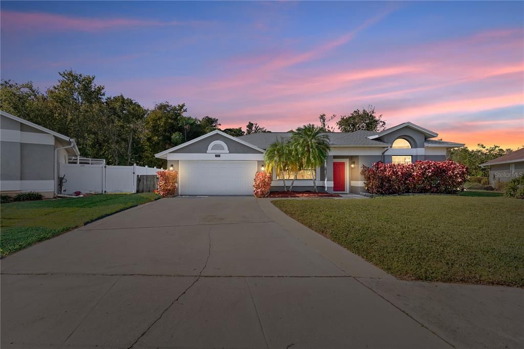 Под контрактом: $599,990 (4 спален, 2 ванн, 2094 Квадратных фут)