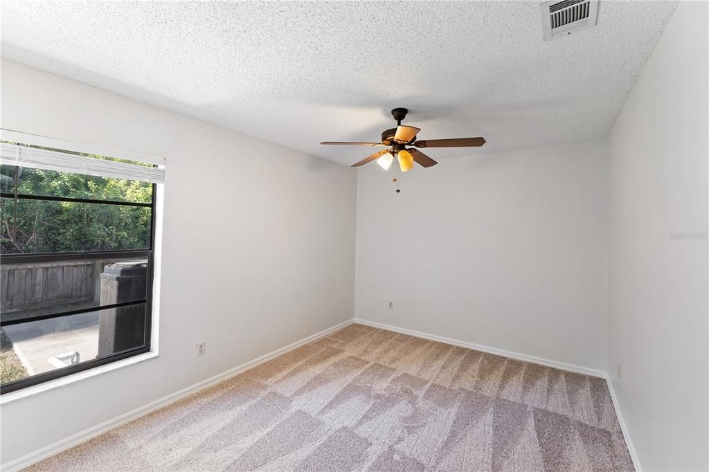 Под контрактом: $599,990 (4 спален, 2 ванн, 2094 Квадратных фут)