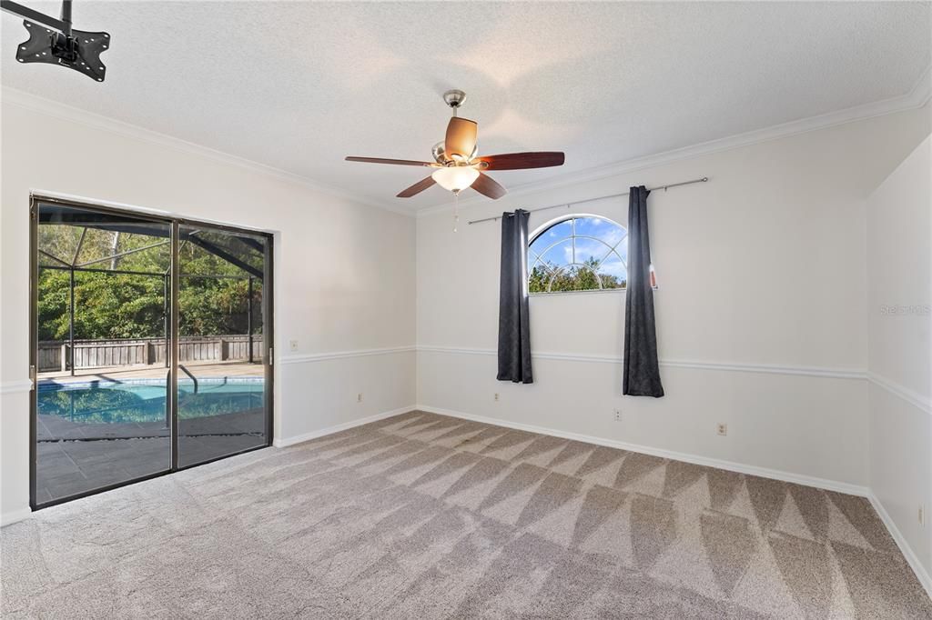 Под контрактом: $599,990 (4 спален, 2 ванн, 2094 Квадратных фут)