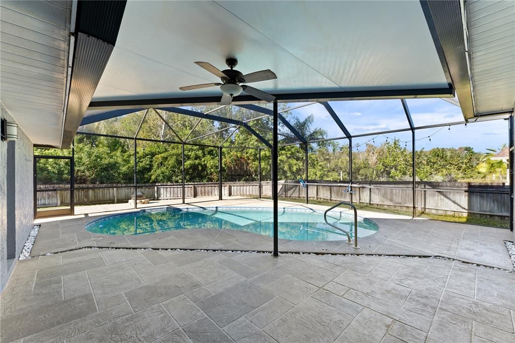 Под контрактом: $599,990 (4 спален, 2 ванн, 2094 Квадратных фут)