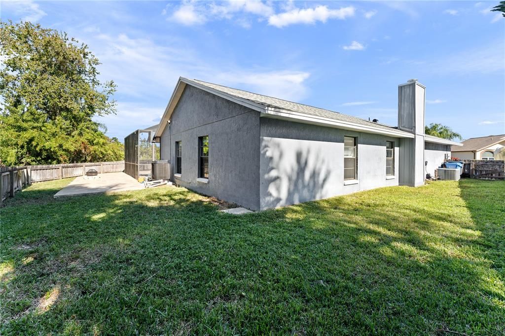 Под контрактом: $599,990 (4 спален, 2 ванн, 2094 Квадратных фут)