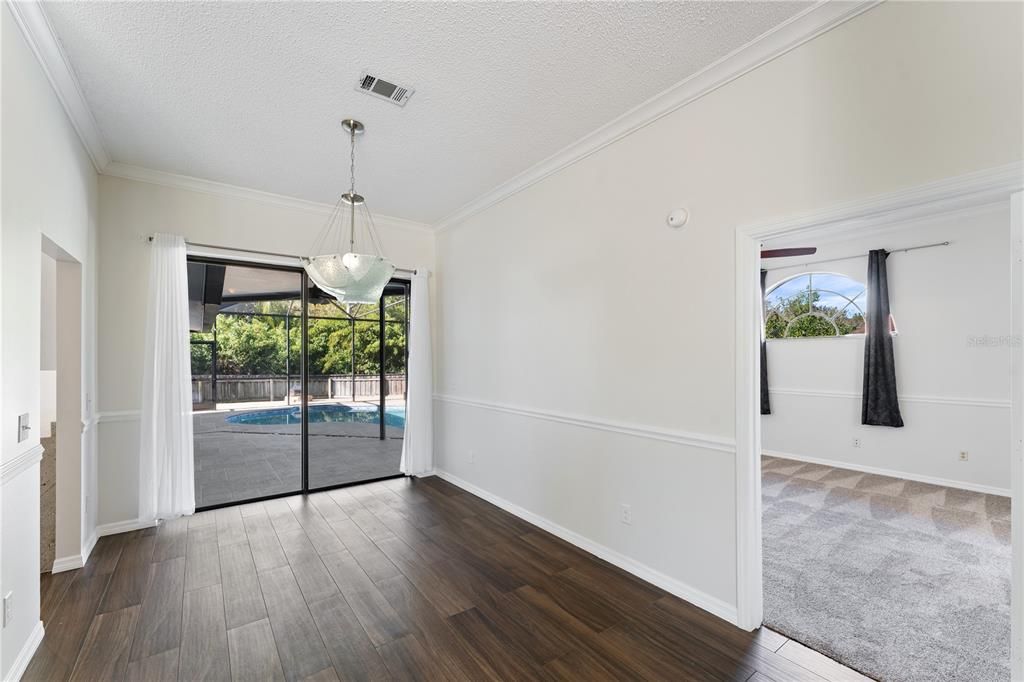 Под контрактом: $599,990 (4 спален, 2 ванн, 2094 Квадратных фут)