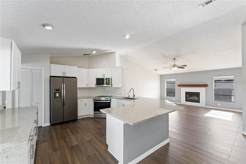 Под контрактом: $599,990 (4 спален, 2 ванн, 2094 Квадратных фут)