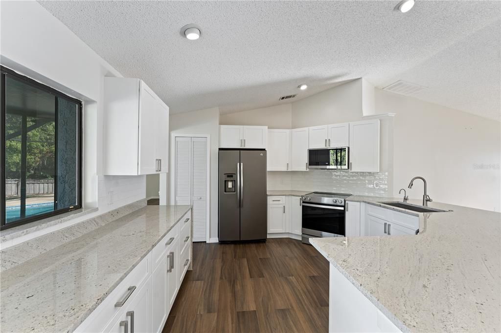 Под контрактом: $599,990 (4 спален, 2 ванн, 2094 Квадратных фут)