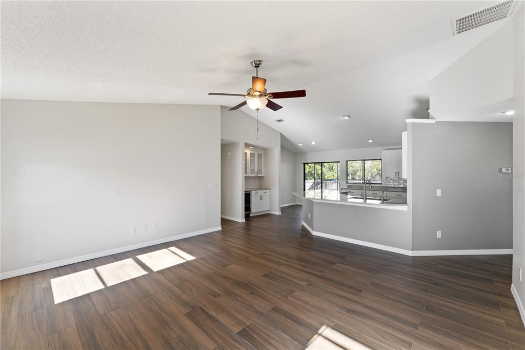 Под контрактом: $599,990 (4 спален, 2 ванн, 2094 Квадратных фут)