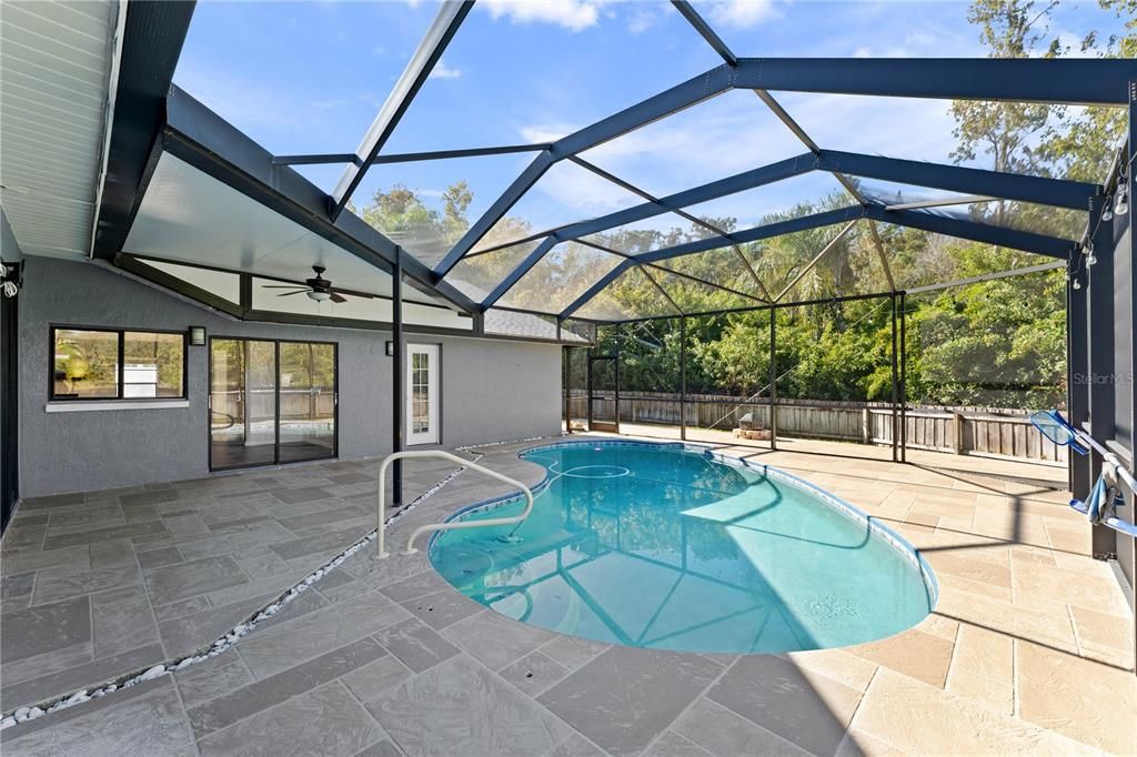 Под контрактом: $599,990 (4 спален, 2 ванн, 2094 Квадратных фут)