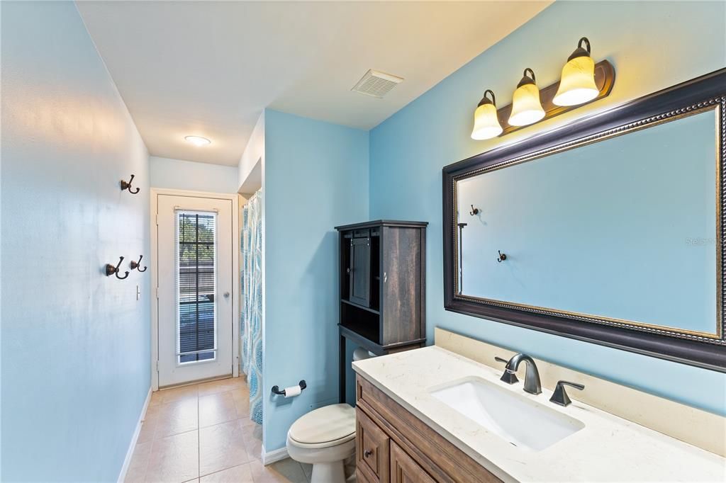 Под контрактом: $599,990 (4 спален, 2 ванн, 2094 Квадратных фут)