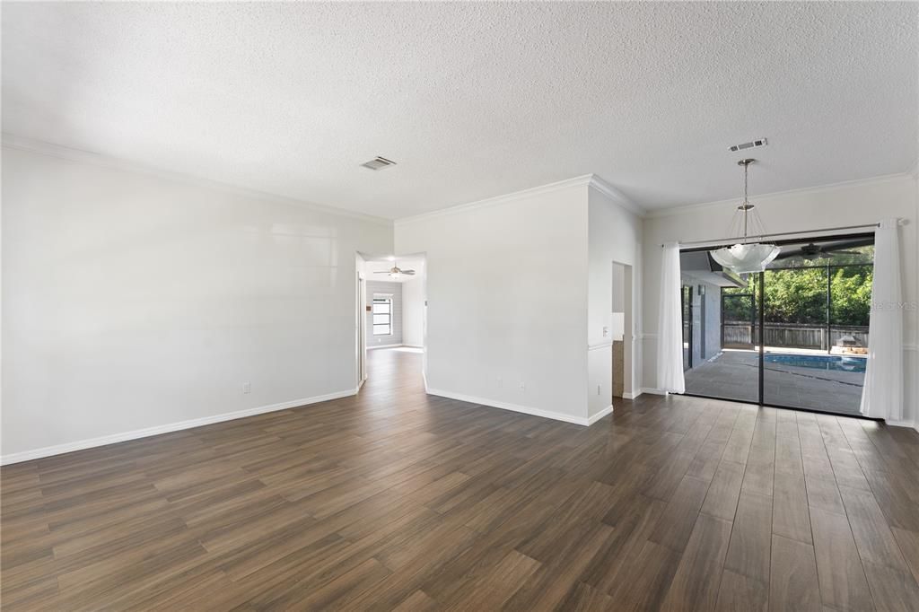 Под контрактом: $599,990 (4 спален, 2 ванн, 2094 Квадратных фут)