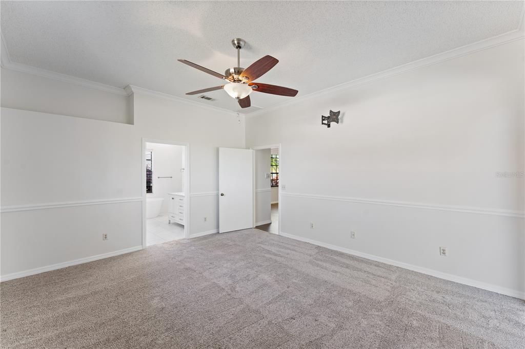 Под контрактом: $599,990 (4 спален, 2 ванн, 2094 Квадратных фут)