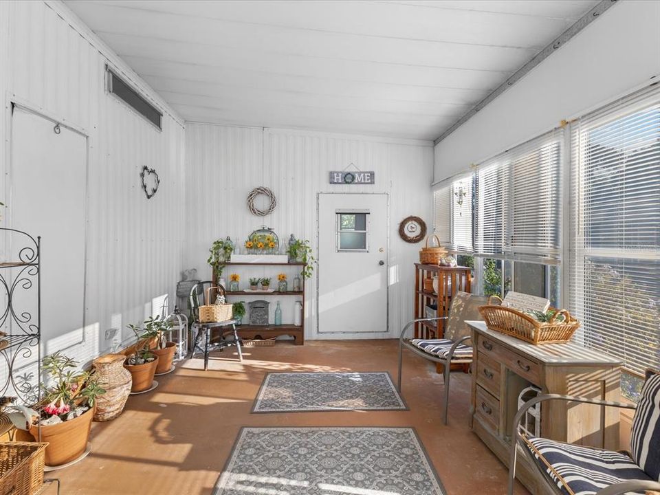 合同活跃: $128,000 (2 贝兹, 2 浴室, 805 平方英尺)