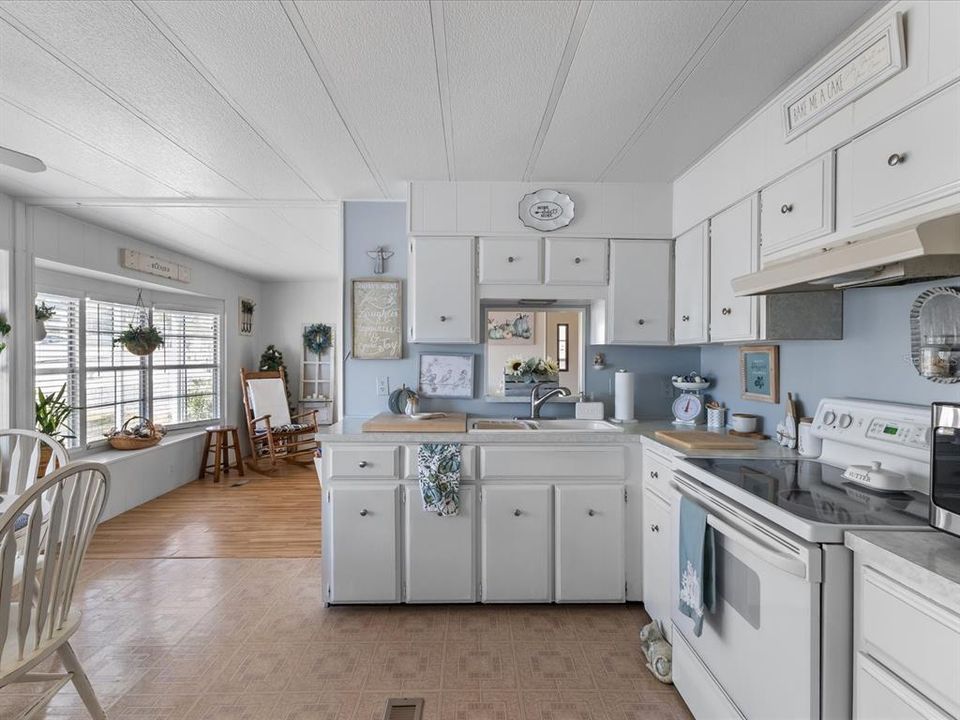 合同活跃: $128,000 (2 贝兹, 2 浴室, 805 平方英尺)