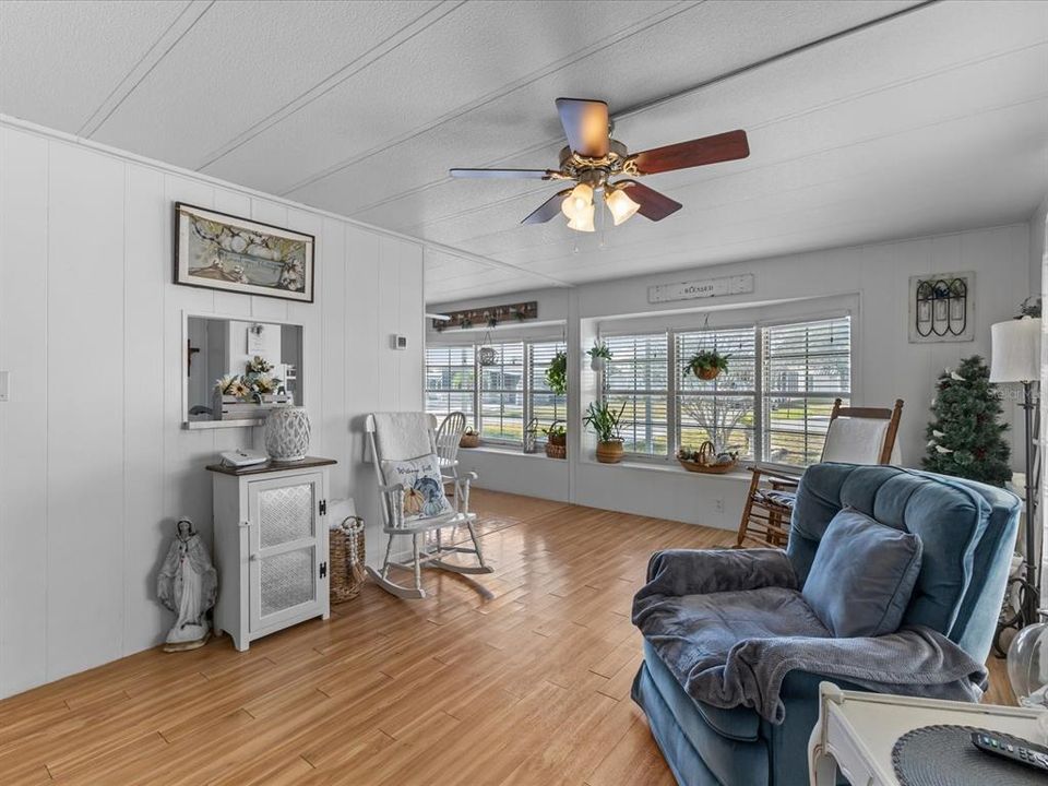 合同活跃: $128,000 (2 贝兹, 2 浴室, 805 平方英尺)