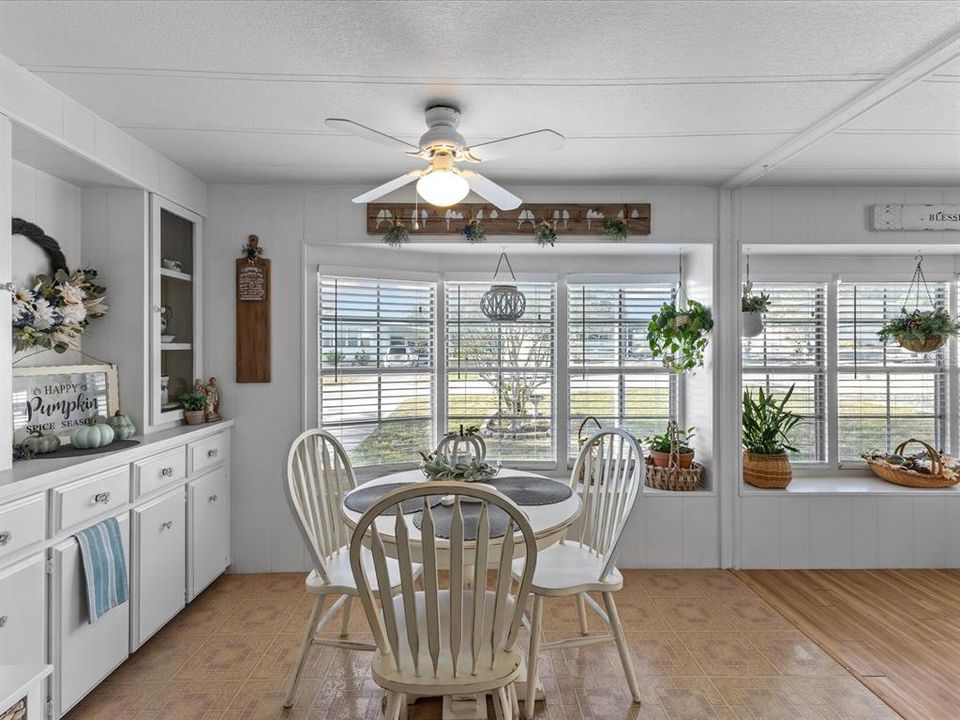 合同活跃: $128,000 (2 贝兹, 2 浴室, 805 平方英尺)