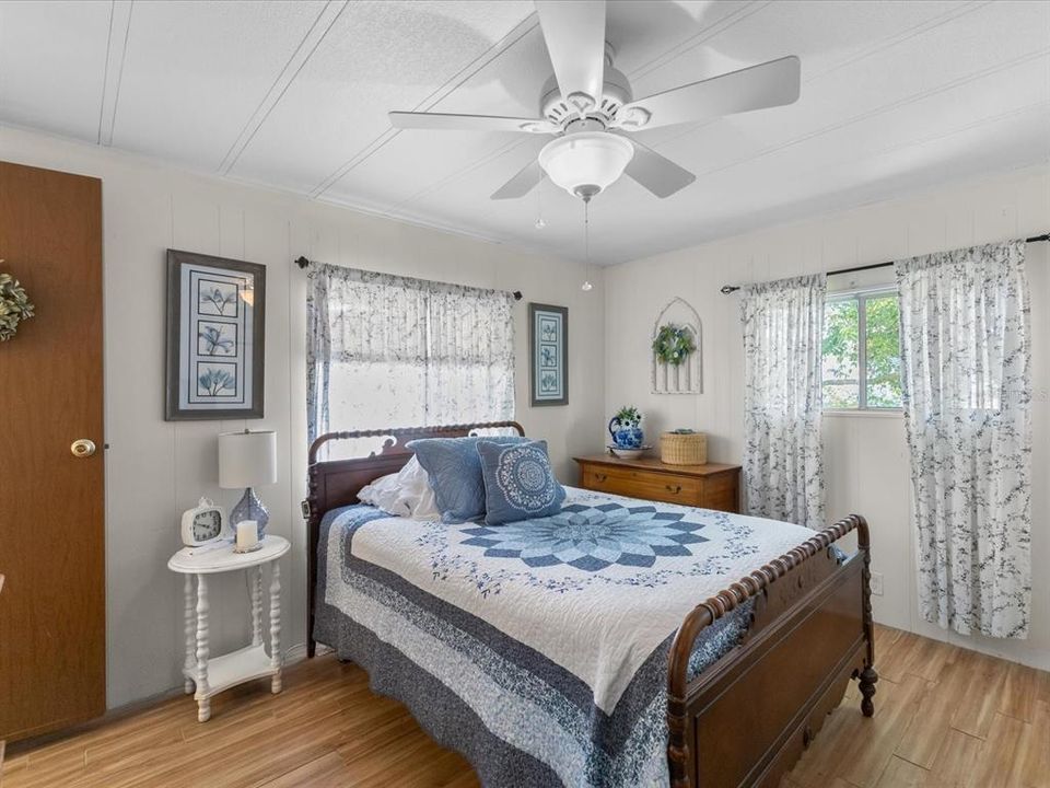 合同活跃: $128,000 (2 贝兹, 2 浴室, 805 平方英尺)