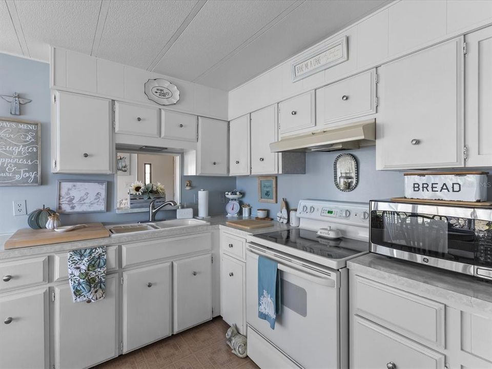 合同活跃: $128,000 (2 贝兹, 2 浴室, 805 平方英尺)