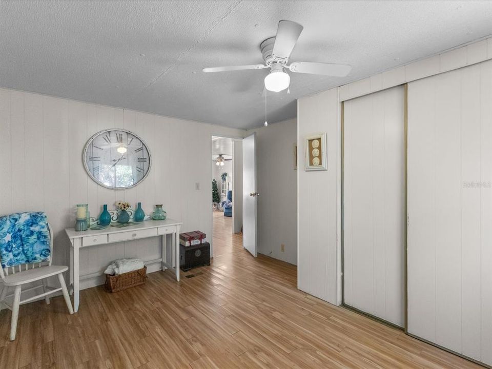 合同活跃: $128,000 (2 贝兹, 2 浴室, 805 平方英尺)