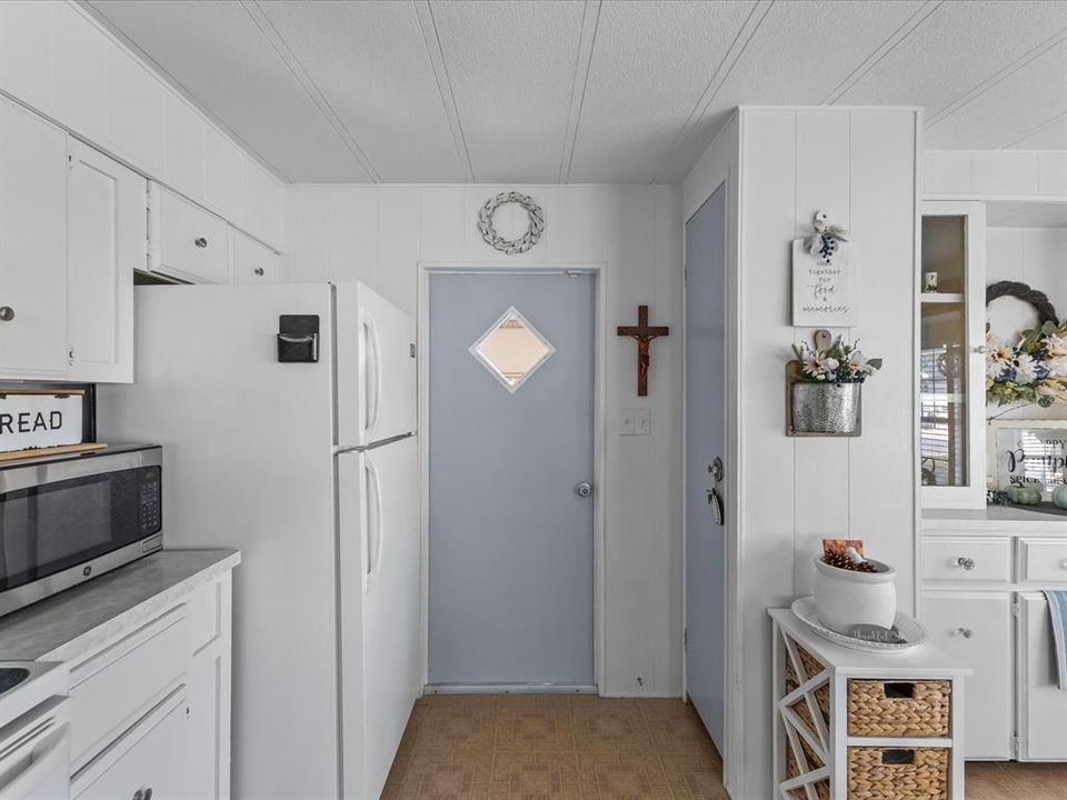 合同活跃: $128,000 (2 贝兹, 2 浴室, 805 平方英尺)