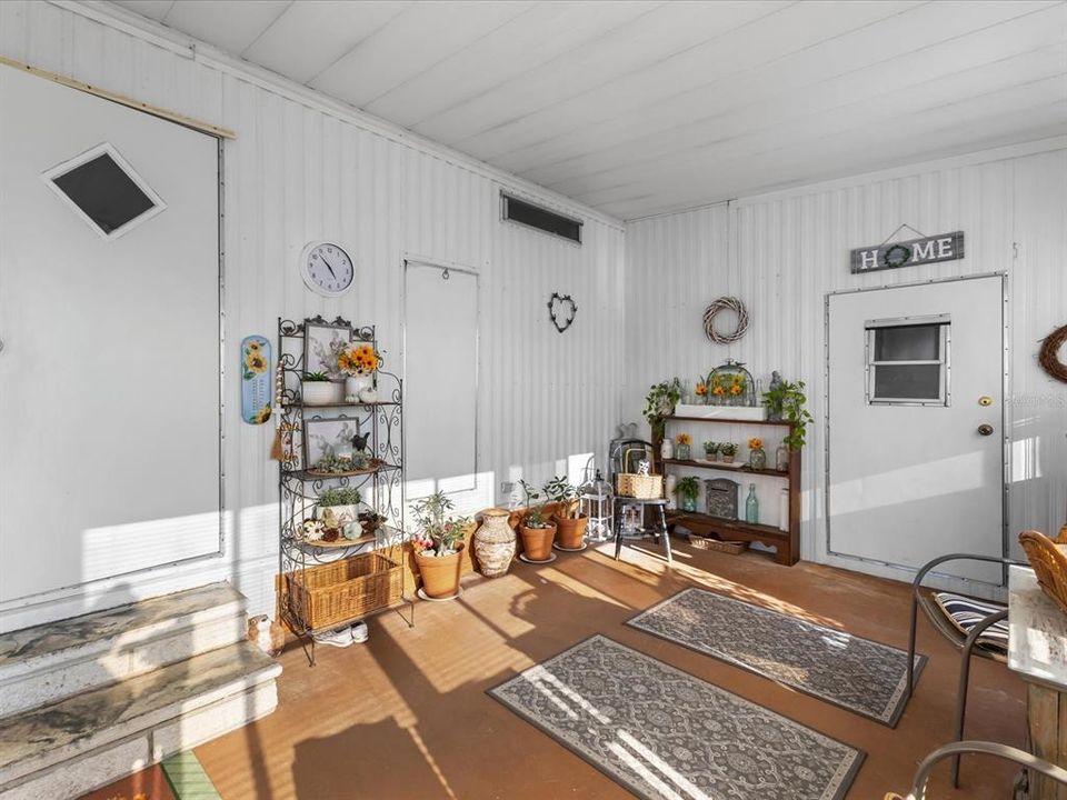 合同活跃: $128,000 (2 贝兹, 2 浴室, 805 平方英尺)