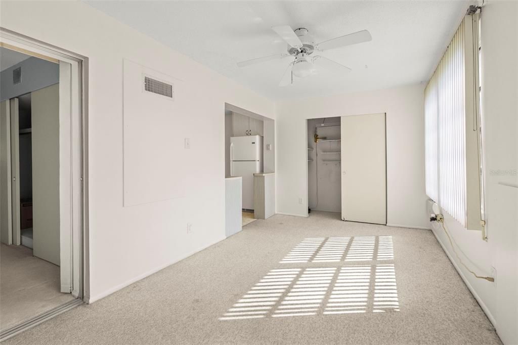 На продажу: $131,900 (2 спален, 2 ванн, 1100 Квадратных фут)