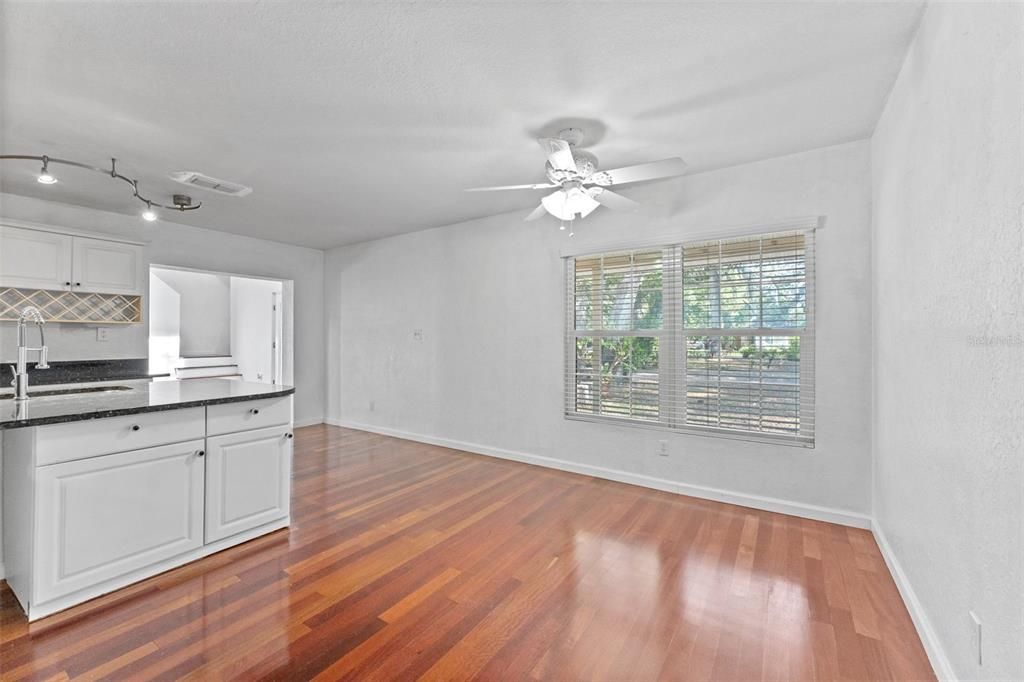 待售: $640,000 (4 贝兹, 2 浴室, 2460 平方英尺)