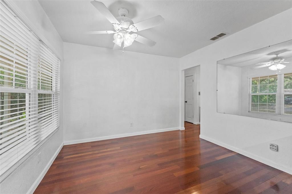 待售: $640,000 (4 贝兹, 2 浴室, 2460 平方英尺)