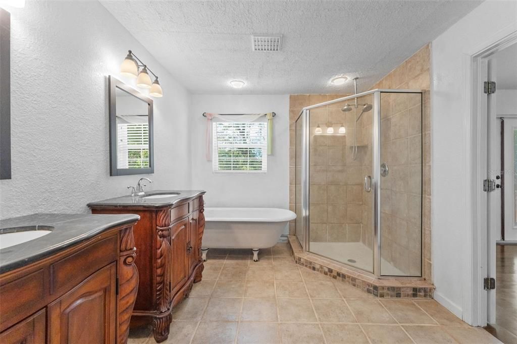 待售: $640,000 (4 贝兹, 2 浴室, 2460 平方英尺)