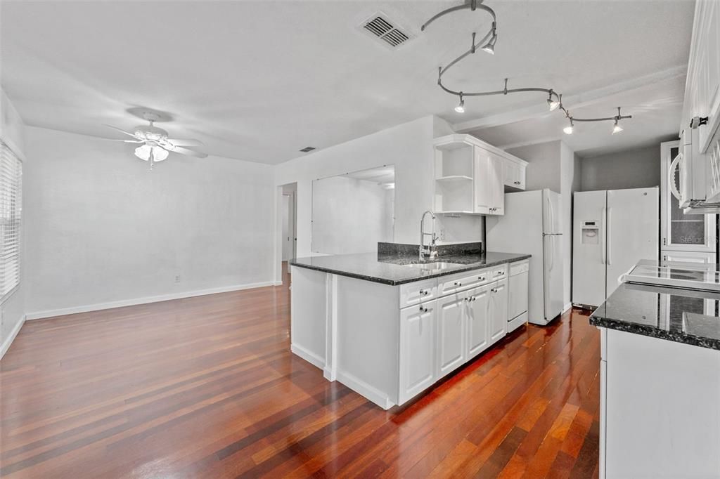 待售: $640,000 (4 贝兹, 2 浴室, 2460 平方英尺)