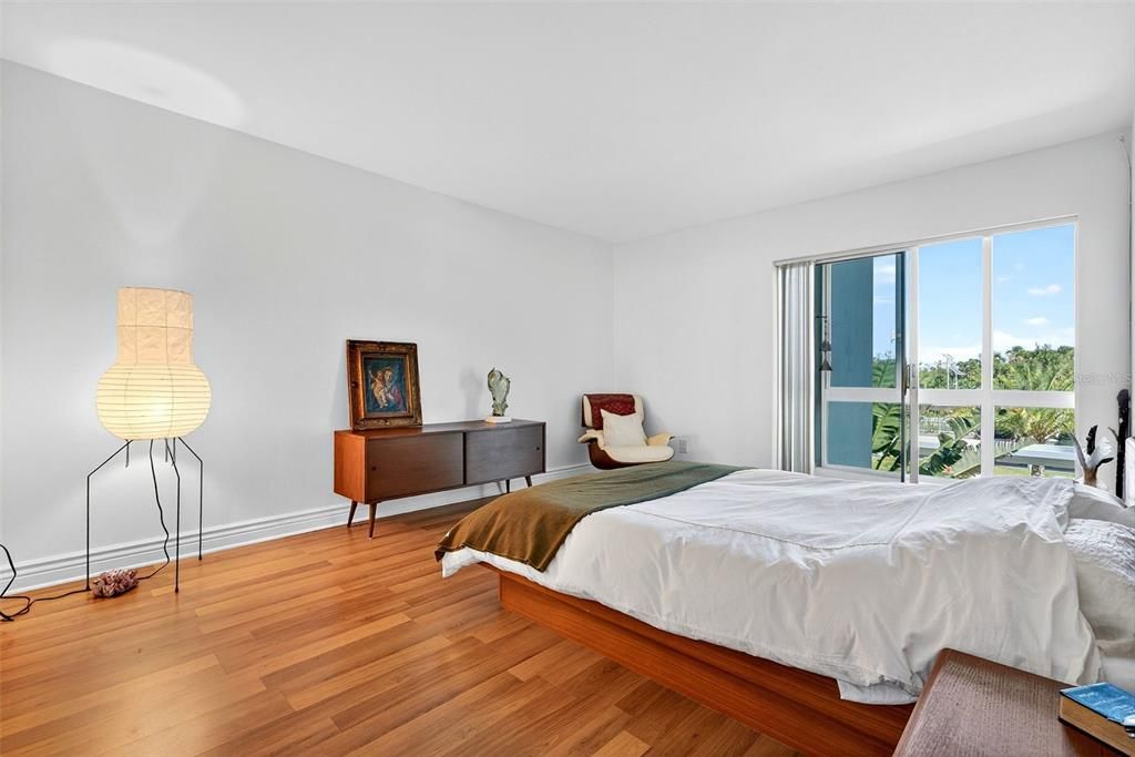 For Sale: $515,000 (1 beds, 1 baths, 778 Square Feet)