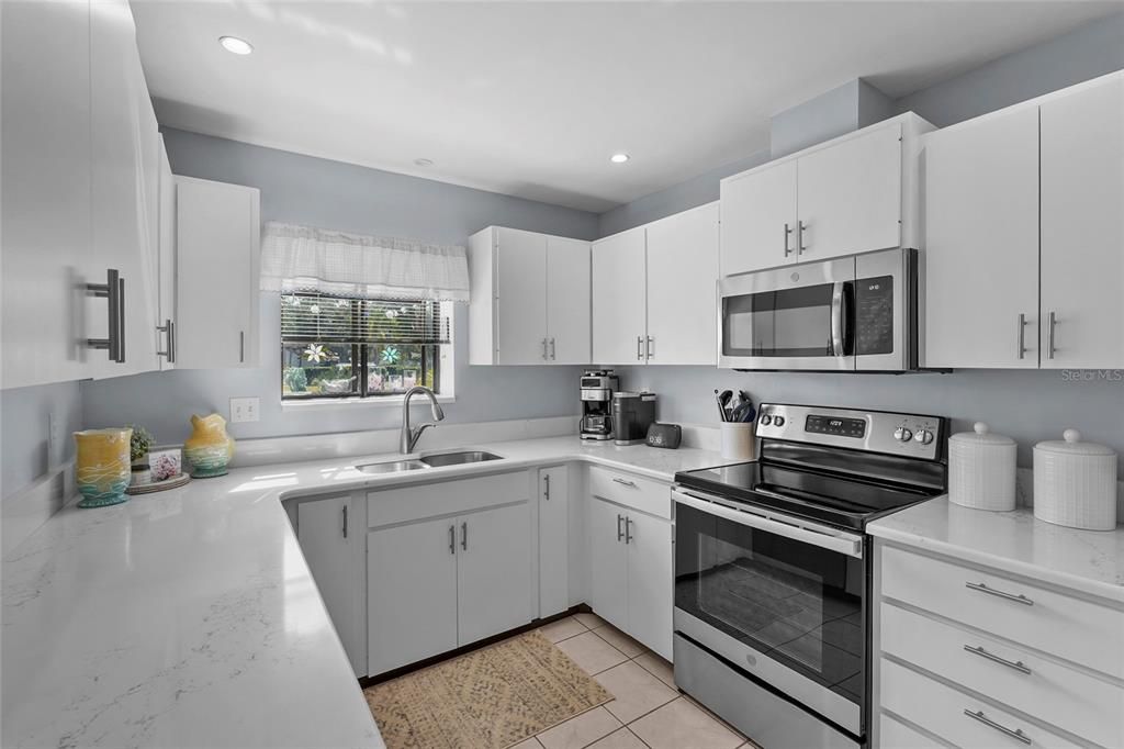 Под контрактом: $250,000 (2 спален, 2 ванн, 1068 Квадратных фут)