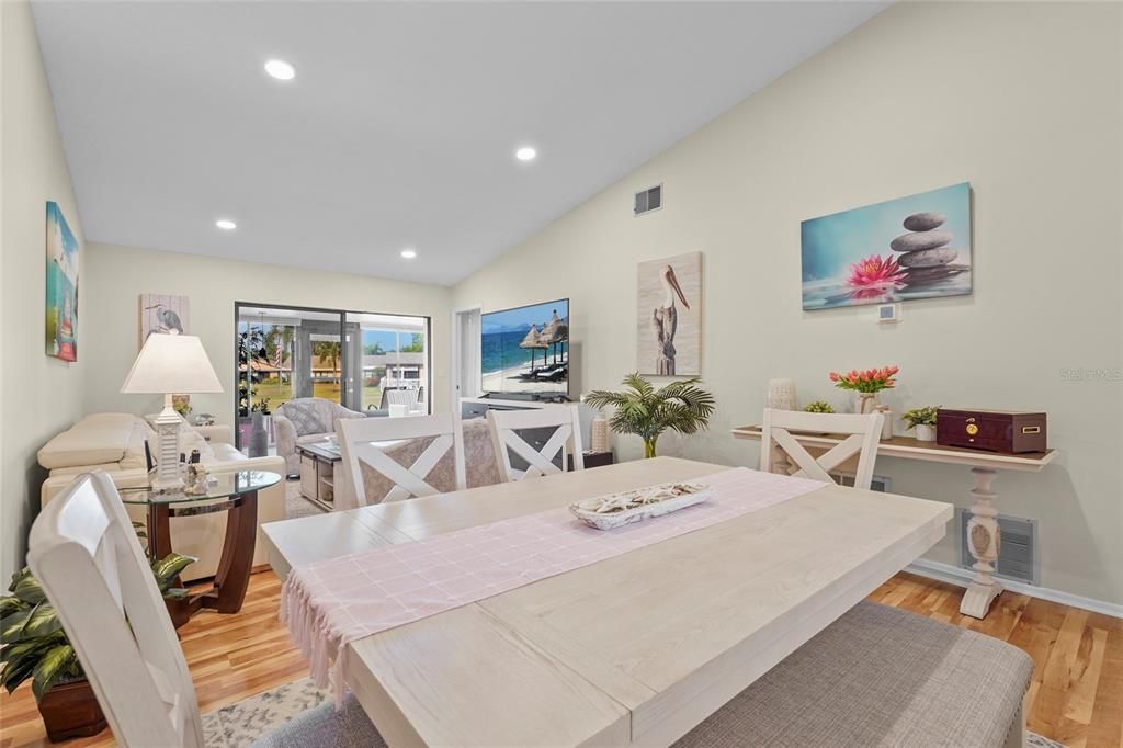 Под контрактом: $250,000 (2 спален, 2 ванн, 1068 Квадратных фут)