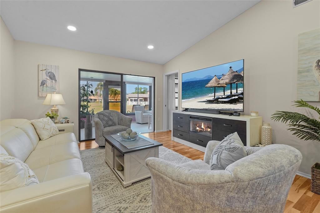 Под контрактом: $250,000 (2 спален, 2 ванн, 1068 Квадратных фут)