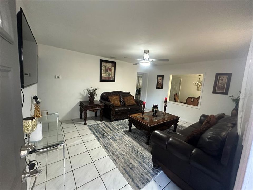 Под контрактом: $289,000 (2 спален, 1 ванн, 936 Квадратных фут)